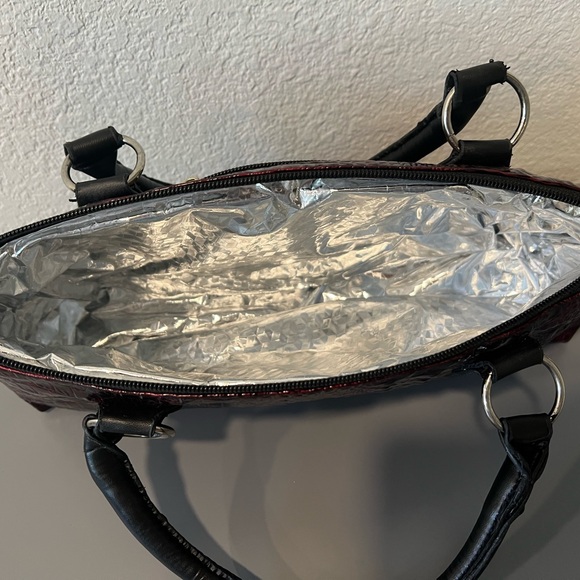 WINE CLUTCH-BURGUNDY CROC SINGLE
BOTTLE WINE TOTE INCLUDES WINE BOTTLE OPENER - Picture 4 of 5